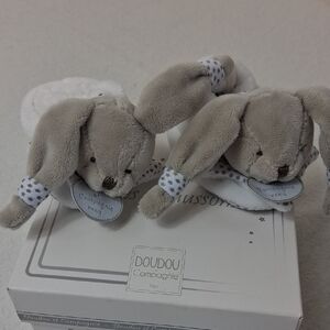 Doudou Et Compagnie Paris baby booties/slippers that rattle. Beige/white Bunny